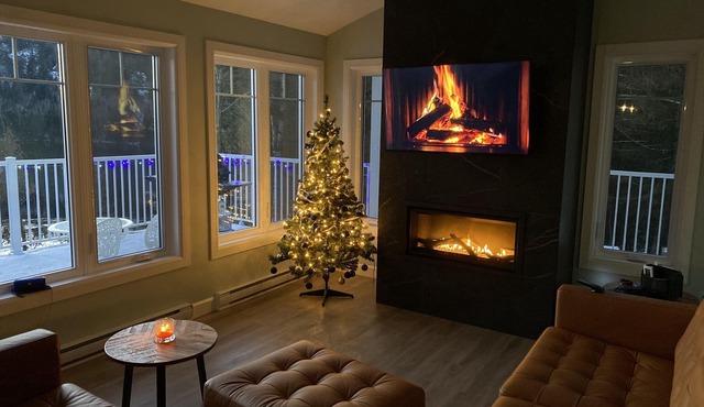 La Belle Bleue sur le Lac, 4 bedrooms, 2 bathrooms, Spa, indoor and outdoor fireplaces