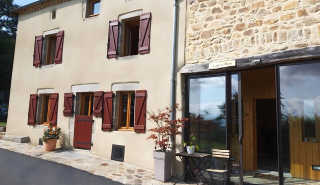 La Belle Étape Guest Rooms: Mountain Views in the Heart of Forez