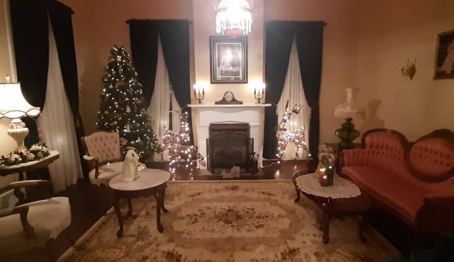 LA BELLE MAISON - Beautiful 1850 Historical home just across from Lions Park!