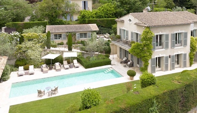 La Belle Vie - walking distance to village