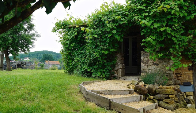 La Bergerie en Périgord Noir, 1 bedroom stone cottage with terrace and pool