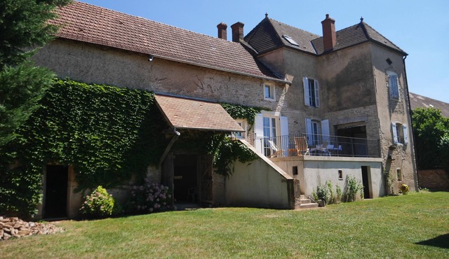 La Bergerie -Nanton, old renovated farmhouse with swimming pool for familie