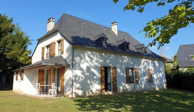 La Bergerie: spacious house with large garden, view of the Pyrenees (wifi)