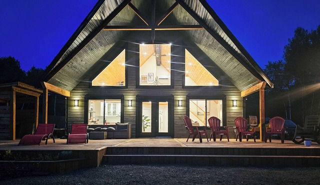 La Biche de Coulonge – Luxury 4-Season Waterfront Cottage
