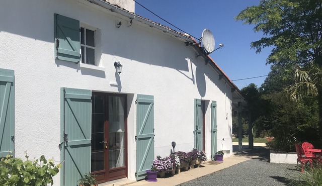 La Blatière Farmhouse-pool, sauna&gym-games room.Rural setting close to it all.