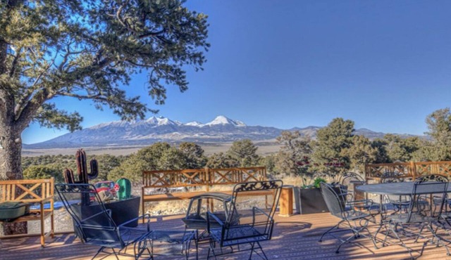 La Blanca Vista Lodge-Epic Mt. Blanca Views, Minutes from Mtn. Home Reservoir!