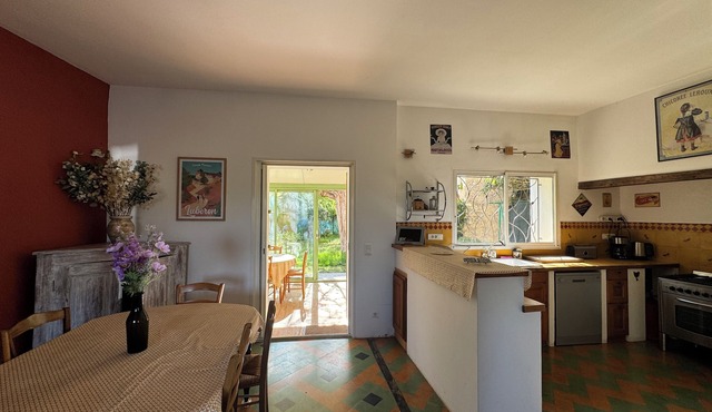 La Boissetane, Provencal house with swimming pool and garden, at the foot of the Luberon mountains