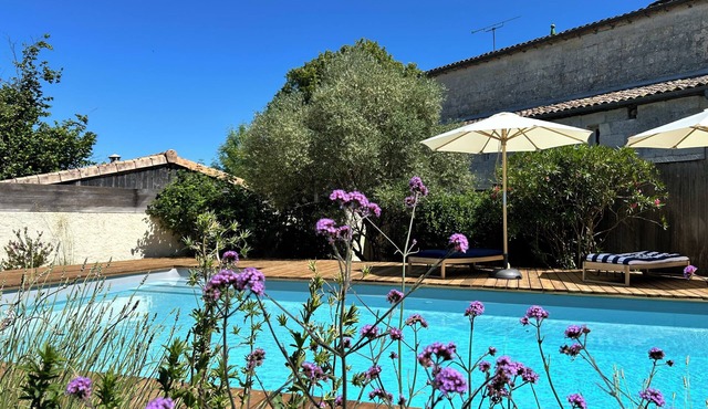 La Bohème: Gîte with swimming pool 20 minutes from Saint-Emilion. Dogs welcome.