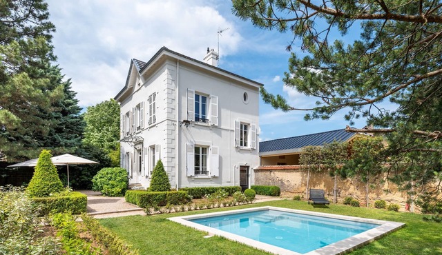 La Bourgeoise - Chic and classic house with pool and garden