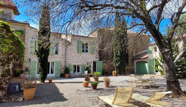 La Bouscade magnificent wooded area with swimming pool