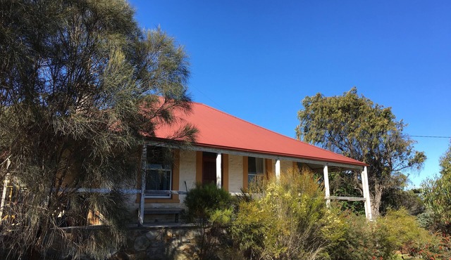 La Brisa. Beautiful stone cottage with water views