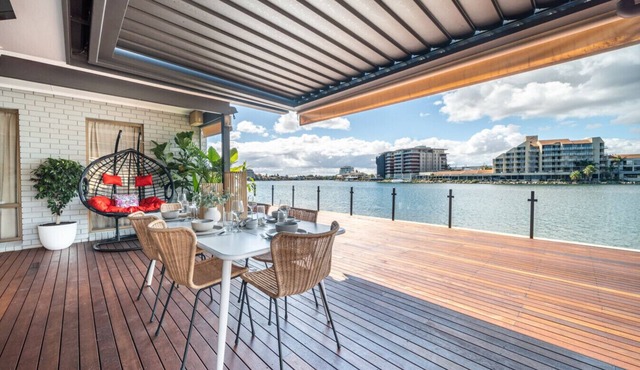 La Brisa - Waterfront Family Home, Beach, WiFi