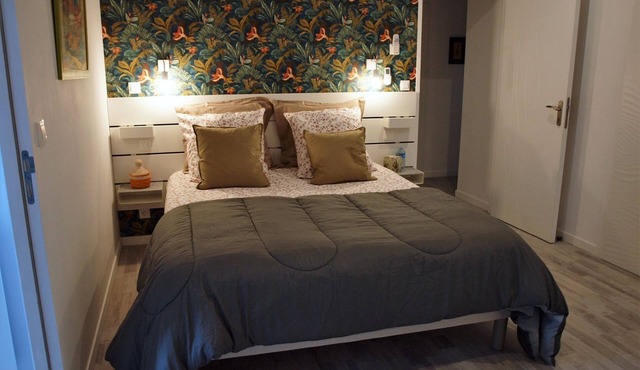 "La Côte de l'Or", fully-equipped gîte for 4 to 6 people; plus swimming pool, whirlpool.