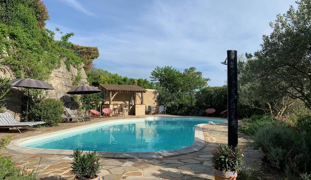 La CAVE aux VINS with private terrace and barbecue/shared pool