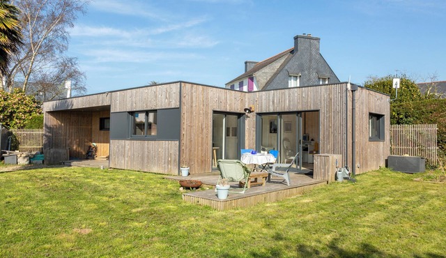 La Cabane – 15 Minutes’ Walk from the Port and Beach