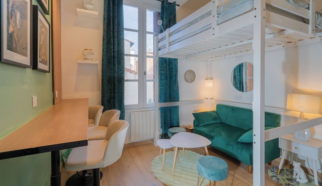 La Cabane 3 minutes walk from Matabiau metro station!