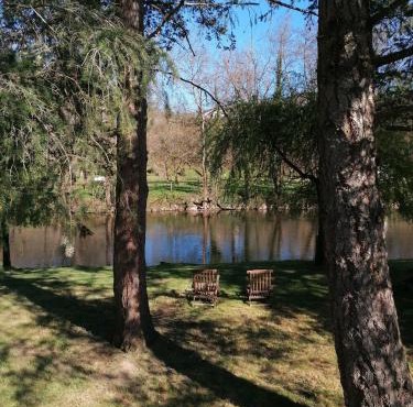 La CABANE AUX ECREVISSES - LES PIEDS DANS L'EAU