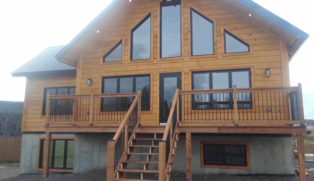La Cabane aux Chevaux Rustic chalet with view of the horses