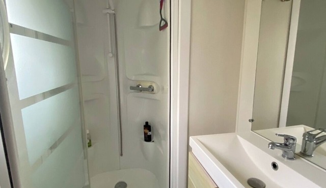 La Cabane d'Arthur in 3 star campsite (Air conditioning, Heated pool)