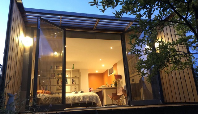 La Cabane du bonheur between lake and mountains