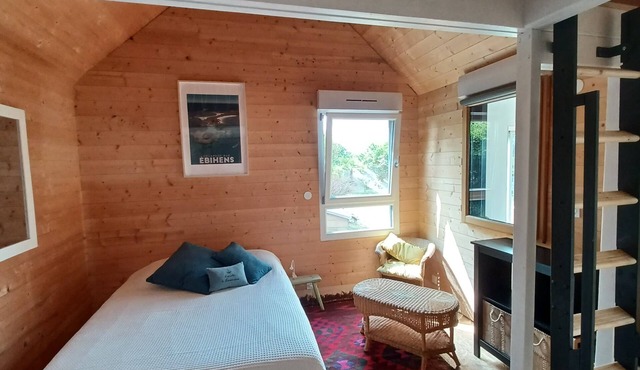 La Cabane du Tertre de la Roche between Land and Sea, 1km from the village of Lancieux