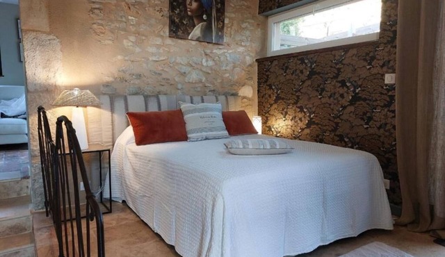 La Cachette des Amoureux, Charming Stone House with Jacuzzi