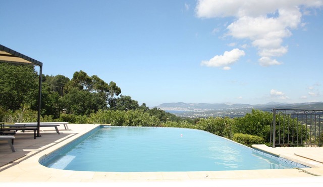 La Cadière, Villa 230m2 in a quiet area, superb panoramic view, infinity pool
