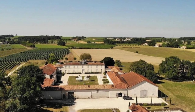 La Cannonerie: Gîte in the heart of the Cognac vineyards with swimming pool.