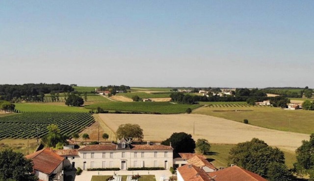 La Cannonerie: Gîte in the heart of the Cognac vineyards with swimming pool.