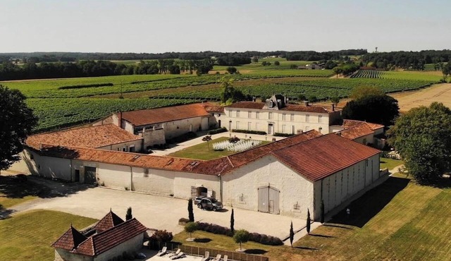 La Cannonerie: Gîte in the heart of the Cognac vineyards with swimming pool.