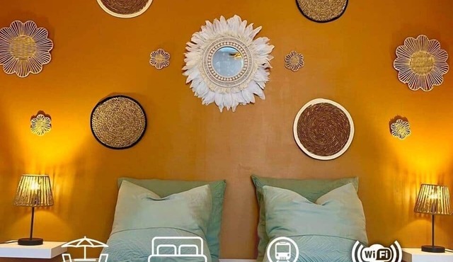 La Canopée: 8min walk from the station