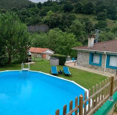 LA CASA AZUL, un oasis de calma, vistas impresionantes con PISCINA, SALTADOR, BARBACOA y acceso al río Asón