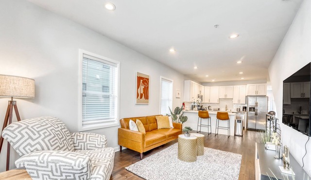 "La Casa Bianca" Fabulous 3 Bed Home next to H St & Union Market