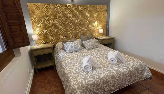 La Casa de la Maestra 1 is a charming house, typical of a town, with a warm and welcoming decoration.