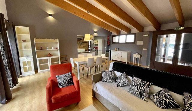 La Casa del Baile es Casa Encantadora de Estilo Moderno y Amplios Espacios