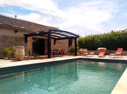 "La Case" - Magnifique ferme rénovée au cœur de la nature - Piscine privée sans vis-à-vis - Vue dégagée - Jardin - Stationnements gratuits devant la propriété - Belles prestations