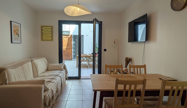 La Caseta - quiet village house, 3 bedrooms, 10min from the beach