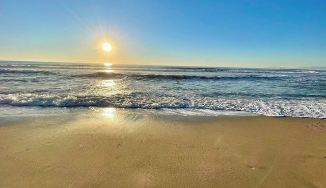 La Casita Azul - Quaint Beach Cottage - One Min Walk to Beach & Harbor Fun