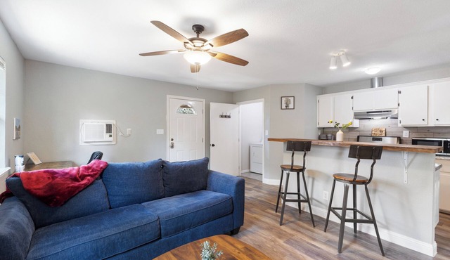 La Casita - Cozy Stay w/yard and Fast Wi-Fi