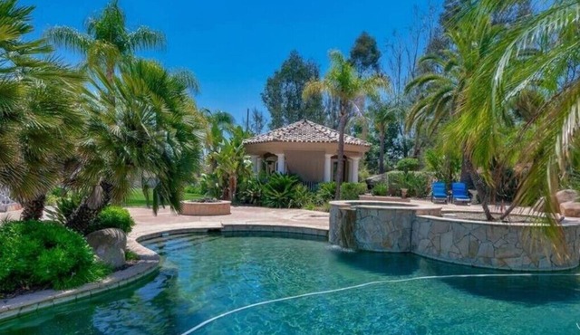 La Casita De Poway in San Diego, super close to great hiking trails.