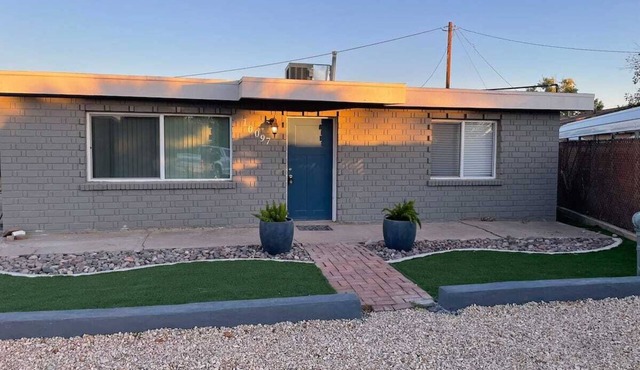 ⭐️⭐️ La Casita -east off North Loop