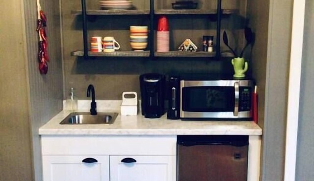 La Casita-Efficiency Retreat-1.5 miles from Merc