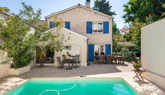 "La Cerisaie" a country house in the city