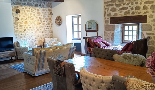 La Cerise – spacious and elegant B&B room at Domaine Le Verger