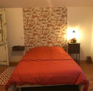 La chambre aux briques oranges