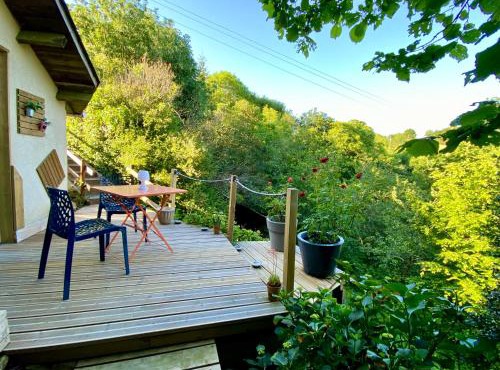 la chambre d hotes de marie indépendante et sa terrasse avec vue panoramique proche alpes mancelles