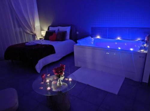 La chambre des tentations , love room avec jacuzzi