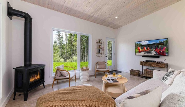 La Charlebois 24: Forest Views, Hot Tub & Patio