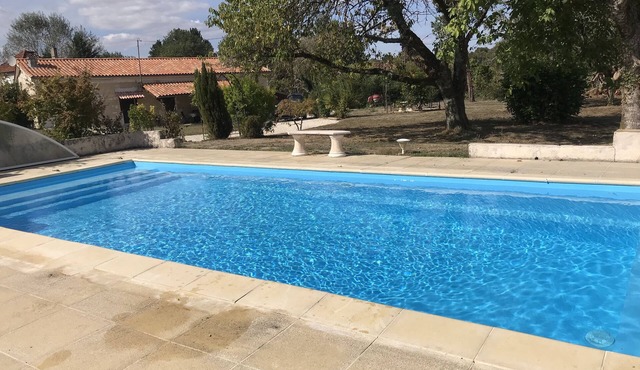 LA CHARMETTE rural cottage with swimming pool: ideal for holidays or remote work