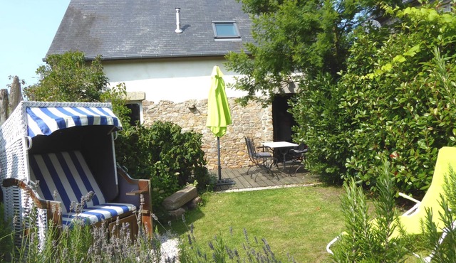 La Charronnerie-Pirou (W-coast) Quiet gîte 3* for 2 p. Sanding beach 3km.